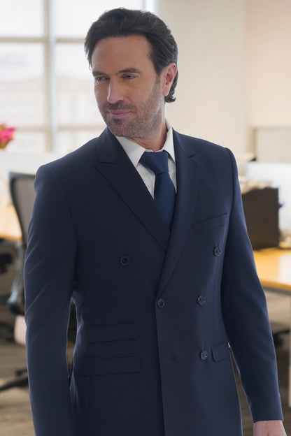 Comment porter une pochette de costume en soie blanc et bleu marine à Comment porter une pochette de costume en soie blanc et bleu marine à
